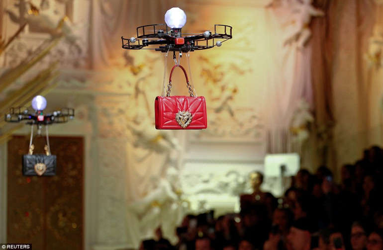 Dolce&amp;Gabbana-ն նոր պայուսակները ցուցադրել է անօդաչուների միջոցով (լուսանկարներ, տեսանյութ)