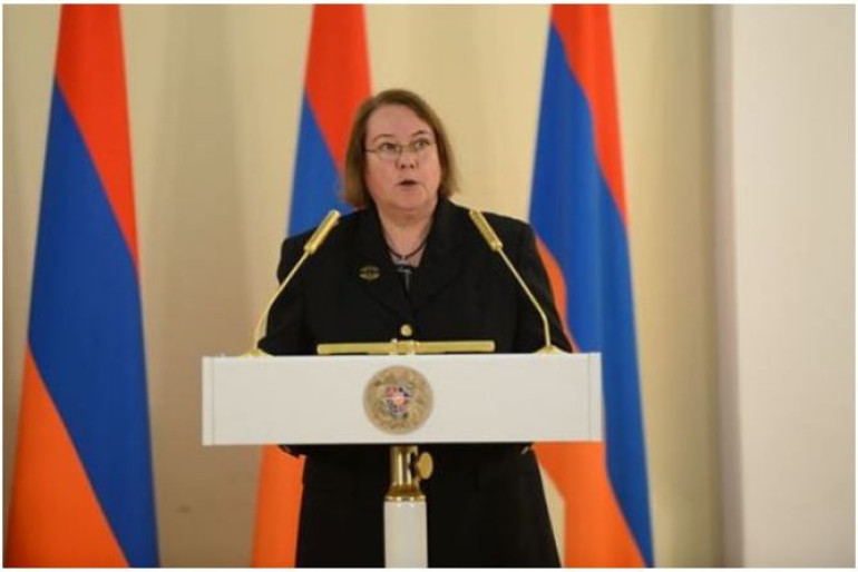Շերը հայերենով ողջունել է Նոր Հարավային Ուելսի վարչապետ Գլեդիս Բերեջիկլյանին. The Australian