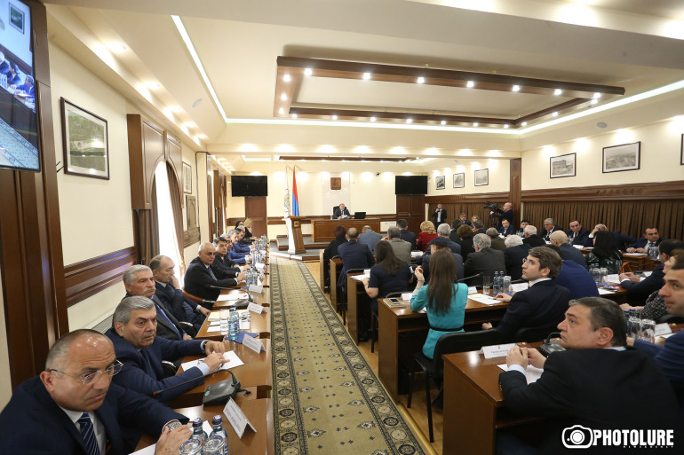 Իրար շատ եք սազում. «Ելք» խմբակցությունը լքեց ավագանու նիստերի դահլիճը, որպեսզի չմասնակցի ՀՀԿ-ԵԾ քննարկումներին (տեսանյութ)