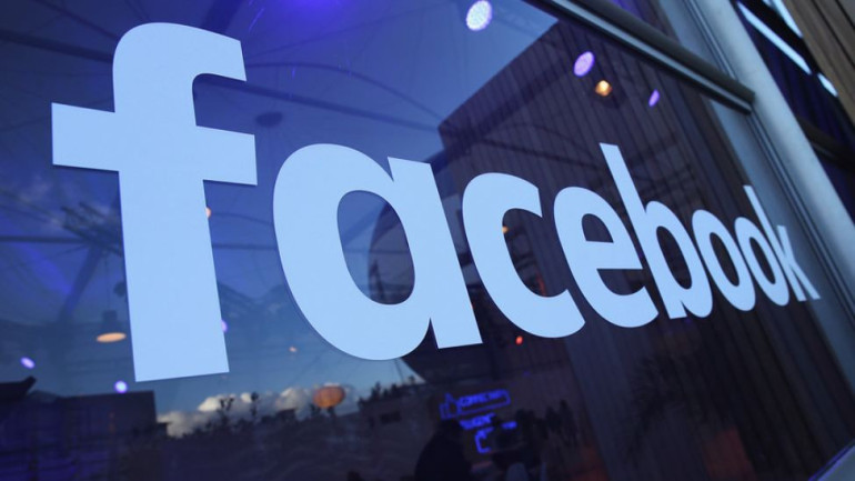 Three US Facebook users sue over call collection , text history