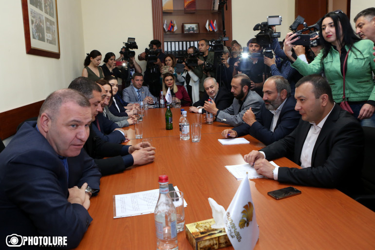 Никол Пашинян встретился с парламентской фракцией «Царукян»