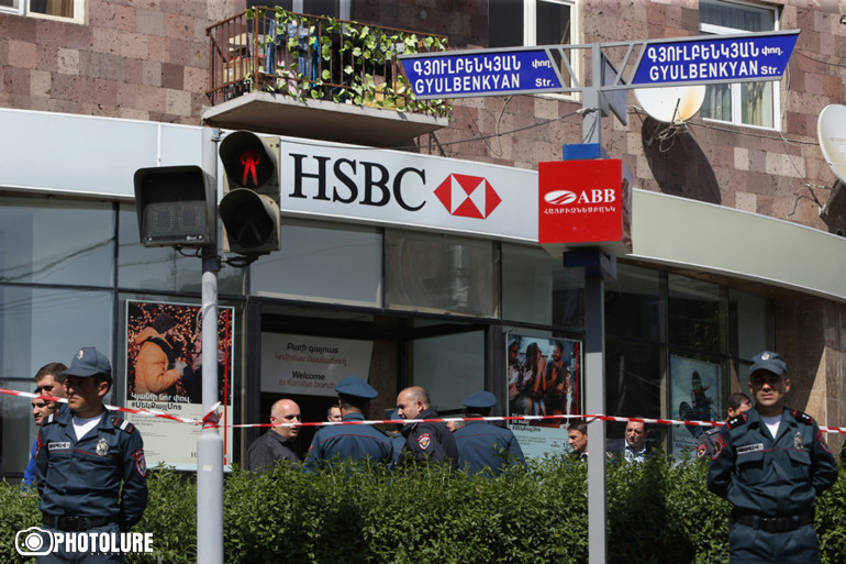 Հիվանդանոցում մահացել է HSBC բանկի վրա հարձակման ընթացքում տուժած ոստիկանը. նոր մանրամասներ (տեսանյութեր, լուսանկարներ)