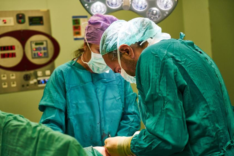 US-Armenian doctor removes 132-pound ovarian tumor from 38-year old patient

 