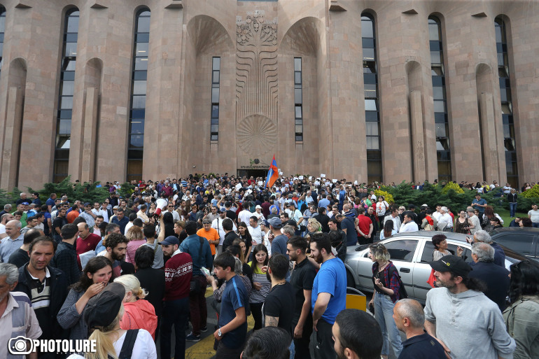 Բողոքի ակցիա Երևանի քաղաքապետարանի մոտ. ցուցարարները հանդիպում են պահանջում քաղաքապետի հետ
