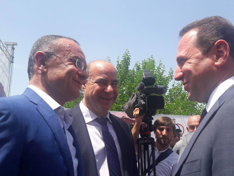 Ի սրտե շնորհավորում եմ. նախկին և ներկա պաշտպանության նախարարներ Սեյրան Օհանյանն ու Դավիթ Տոնոյանը ողջագուրվեցին