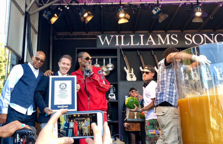 Snoop Dogg-ը հսկայական կոկտեյլ է պատրաստել և հայտնվել Գինեսի գրքում (լուսանկարներ) 