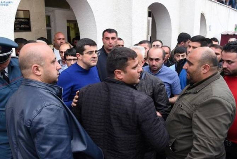 Արցախի պետնախարարը ցուցարարների հետ քննարկել է նրանց հիմնական պահանջները