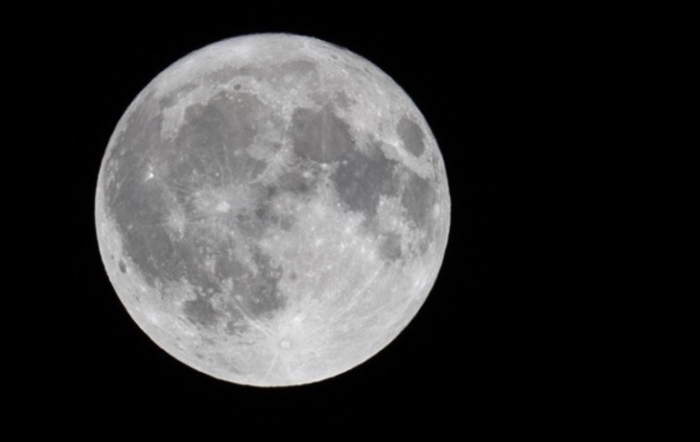 SpaceX delays space mission to circle moon