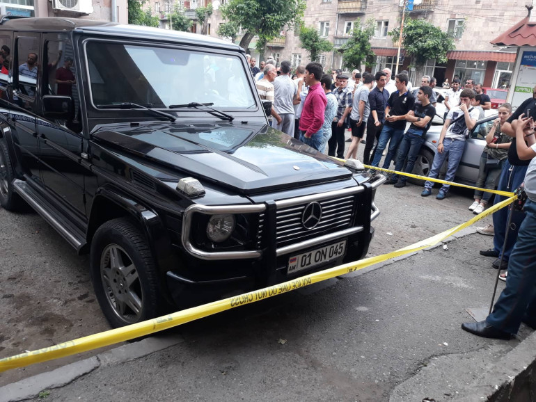 Էջմիածնում ոստիկանությունը շրջապատել է Mercedes G 550 մեքենան՝ դրանում զենք-զինամթերք լինելու պատճառով (լուսանկարներ) Էջմիածնում ոստիկանությունը շրջապատել է Mercedes G 550 մեքենան՝ դրանում զենք-զինամթերք լինելու պատճառով (լուսանկարներ)