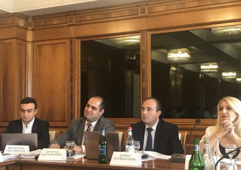 Մայր Աթոռում պահվող եզակի մասունք Սուրբ Գեղարդը չի վաճառվել, այլ մի մասը նվիրվել է ռուս քաղաքապետի. հոգևորականի պարզաբանումը՝ ցուցարարներին (ուղիղ)
