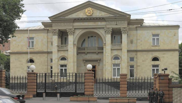 Բաղրամյան 26-ի մոտ տղամարդը վրան բենզին է լցրել ու փորձել ինքնահրկիզվել. միջամտել են ոստիկանները
