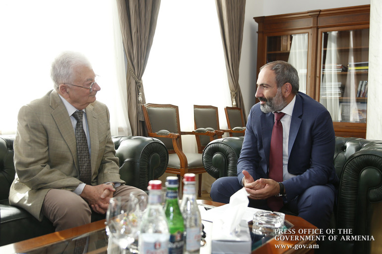 Նիկոլ Փաշինյանը Յուրի Օգանեսովին ՀՀ քաղաքացիություն է շնորհել