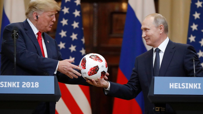В подаренном Путиным Трампу мяче нашли чип - Bloomberg