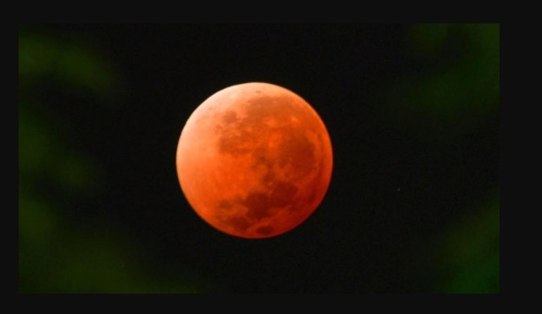 Skygazers await century's longest 'blood moon'
