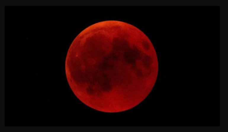 Century's longest 'blood moon' delights skygazers