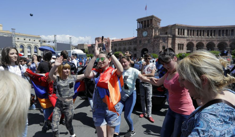 «Երրորդ անգամ վերջապես ամուսնացա նրա հետ, ում մասին միշտ երազել էի». Ազնավուրի անկեղծ հարցազրույցը «Maxim» ամսագրին (լուսանկարներ)