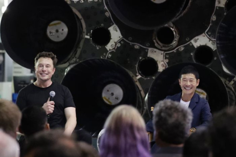 Японский миллиардер станет первым туристом SpaceX, отправившимся к Луне