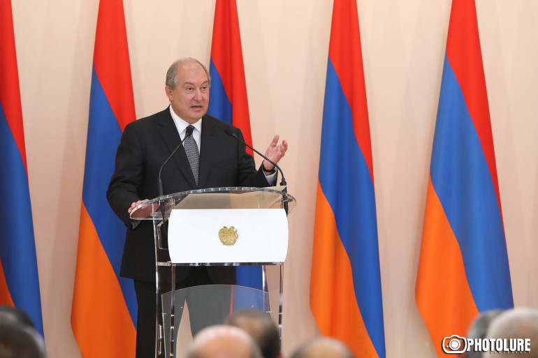 Սպիտակ չեք ունենա, եթե չհամախմբեք բոլոր գույները, նույնիսկ սևը. Արմեն Սարգսյանը՝ քաղաքական դաշտը սև ու սպիտակի բաժանելու մասին Սպիտակ չեք ունենա, եթե չհամախմբեք բոլոր գույները, նույնիսկ սևը. Արմեն Սարգսյանը՝ քաղաքական դաշտը սև ու սպիտակի բաժանելու մասին
