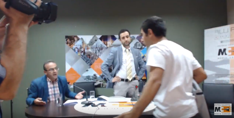 Վահե Էնֆիաջյանը աջակիցների հետ ընդմիջեց քարոզարշավի մեդիամոնիտորինգին վերաբերող ասուլիսը Վահե Էնֆիաջյանը աջակիցների հետ ընդմիջեց քարոզարշավի մեդիամոնիտորինգին վերաբերող ասուլիսը