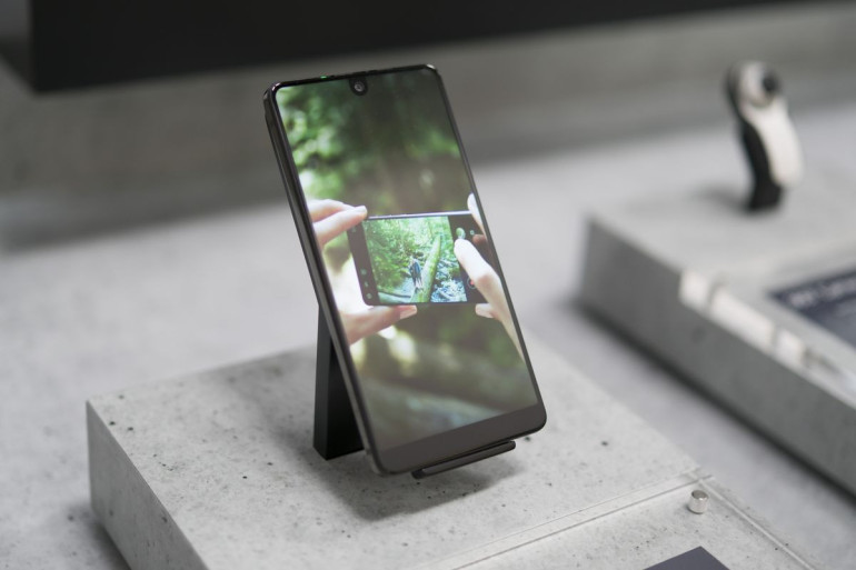 Новый смартфон Essential будет сам отвечать на письма