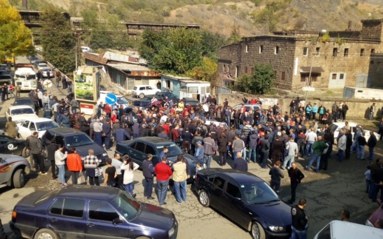 Ալավերդու պղնձաձուլական գործարանն այսօրվանից չի աշխատում, աշխատակիցները փակել են միջպետական ճանապարհը