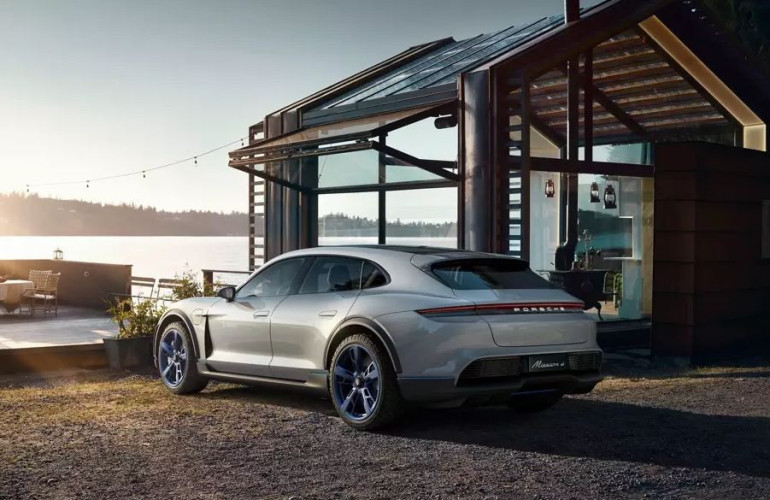 Porsche запустит в серию электрический кросс-универсал
