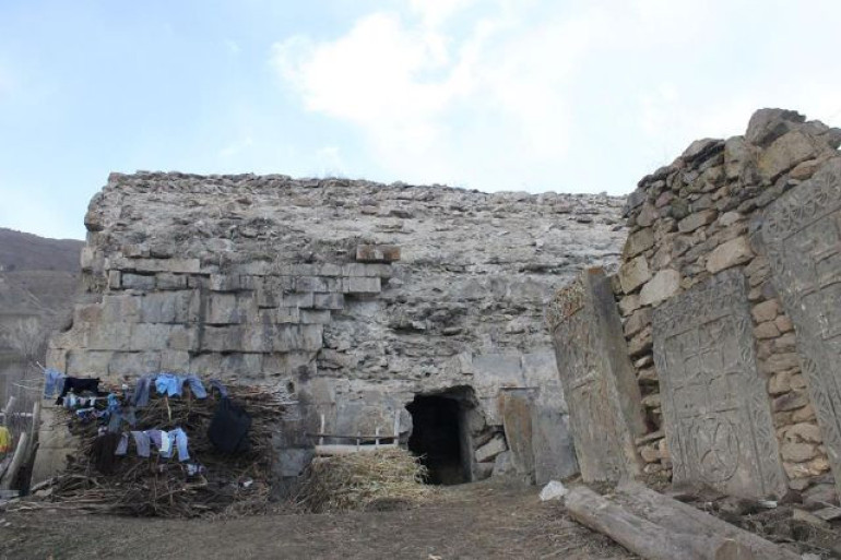 Բիթլիսում որպես խոտի պահեստ օգտագործվող հայկական Սուրբ Անանիա եկեղեցին հայտնվել է թուրքական լրատվամիջոցների ուշադրության կենտրոնում (լուսանկարներ)