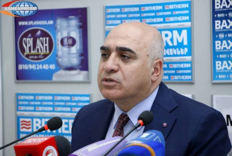 Արսեն Ղազարյանը գերխնդիր է համարում Հայաստանի տնտեսության մեջ ներքին և արտաքին ներդրումների մեծացումը (տեսանյութ) Արսեն Ղազարյանը գերխնդիր է համարում Հայաստանի տնտեսության մեջ ներքին և արտաքին ներդրումների մեծացումը (տեսանյութ)