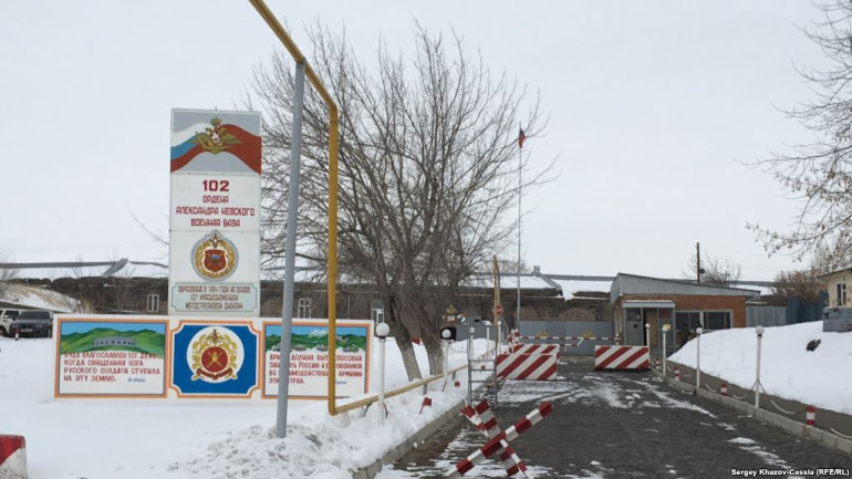 Գյումրիում ծեծի հետևանքով կնոջը մահվան հասցնելու կասկածանքով ռուսական ռազմաբազայի զինծառայող է ձերբակալվել Գյումրիում ծեծի հետևանքով կնոջը մահվան հասցնելու կասկածանքով ռուսական ռազմաբազայի զինծառայող է ձերբակալվել