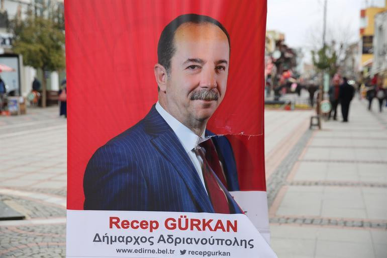 Turkey: Mayor of north-western province under fire for greeting tourists with Greek sign Turkey: Mayor of north-western province under fire for greeting tourists with Greek sign