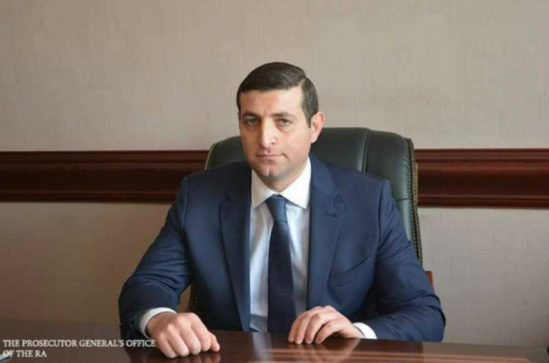 Կոտրել են Լոռու մարզի դատախազ Արսեն Մարտիրոսյանի տան դռան կողպեքը Կոտրել են Լոռու մարզի դատախազ Արսեն Մարտիրոսյանի տան դռան կողպեքը