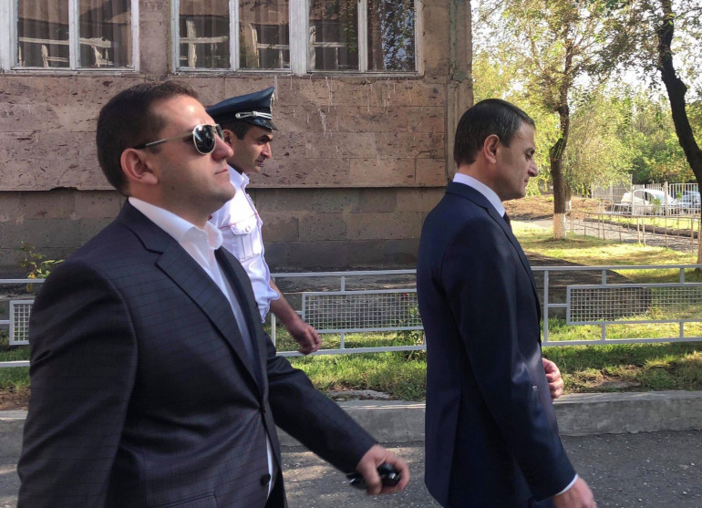 Ես տանն եմ, ձերբակալված չեմ, միակ ճշմարտությունն այն է, որ ես ազատվել եմ պաշտոնից. Ոստիկանության արդեն նախկին ծառայող Ես տանն եմ, ձերբակալված չեմ, միակ ճշմարտությունն այն է, որ ես ազատվել եմ պաշտոնից. Ոստիկանության արդեն նախկին ծառայող