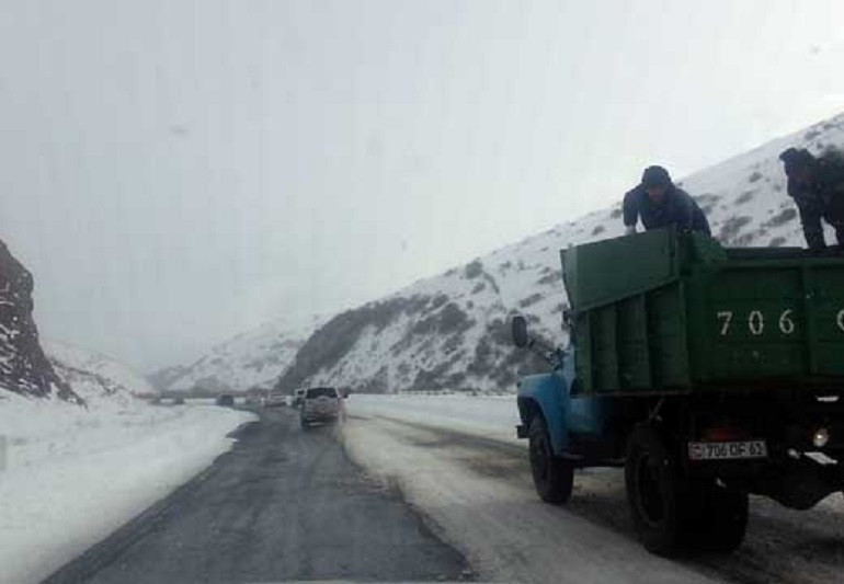 Գորիս-Սիսիան և Դիլիջան-Վանաձոր ավտոճանապարհներին տեղ-տեղ մերկասառույց է Գորիս-Սիսիան և Դիլիջան-Վանաձոր ավտոճանապարհներին տեղ-տեղ մերկասառույց է