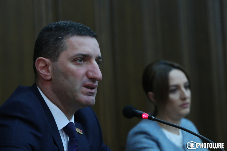 Քանի դեռ իրենց աշխատանքի մեկ տարին չի լրացել, կասկածելի է մարզպետների պարգևատրման հիմքը. Գևորգ Պետրոսյան Քանի դեռ իրենց աշխատանքի մեկ տարին չի լրացել, կասկածելի է մարզպետների պարգևատրման հիմքը. Գևորգ Պետրոսյան