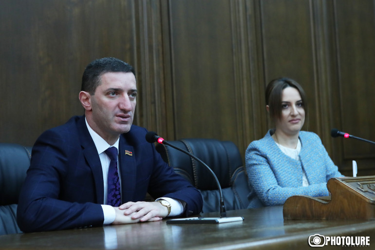 ԱԺ-ում ընթացան խորհրդարանական ճեպազրույցները (տեսանյութ) ԱԺ-ում ընթացան խորհրդարանական ճեպազրույցները (տեսանյութ)
