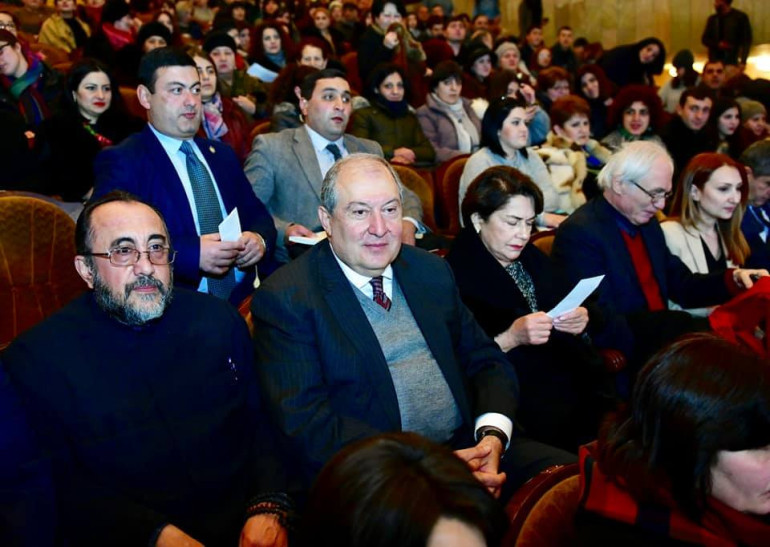ՀՀ նախագահը, նրա տիկինը, Տիգրան Մանսուրյանը ներկա են գտնվել Գյումրու պետական սիմֆոնիկ նվագախմբի 25-ամյակին նվիրված հոբելյանական համերգին (լուսանկարներ)