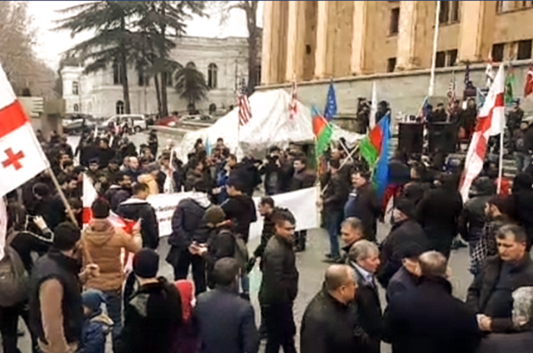Թբիլիսիում մի խումբ ադրբեջանցիներ պահանջում են ապամոնտաժել Արցախյան ազատամարտի մասնակից Միքայել Ավագյանի արձանը (տեսանյութ) Թբիլիսիում մի խումբ ադրբեջանցիներ պահանջում են ապամոնտաժել Արցախյան ազատամարտի մասնակից Միքայել Ավագյանի արձանը (տեսանյութ)