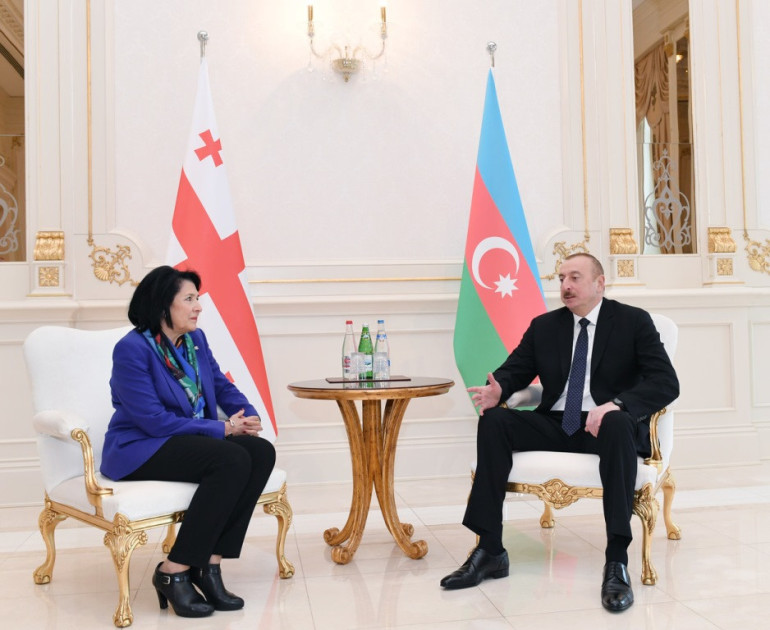 Զուրաբիշվիլին Ալիևի հետ հանդիպմանը խոսել է «օկուպացված տարածքների» և դրանց պատճառած դժբախտությունների մասին Զուրաբիշվիլին Ալիևի հետ հանդիպմանը խոսել է «օկուպացված տարածքների» և դրանց պատճառած դժբախտությունների մասին
