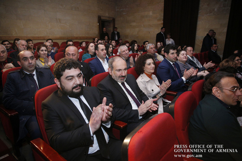 Նիկոլ Փաշինյանը և Աննա Հակոբյանը դիտել են «44 աստիճանի վրա» ներկայացումը
