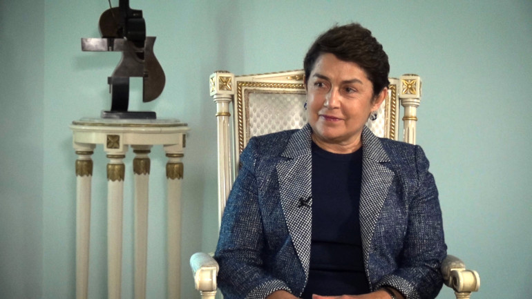 Իմ ամբողջ հոգով ու սրտով եղել եմ թե՛ արվեստաբան, թե՛ հեքիաթագիր, սակայն հիմա ինձ համար ամենակարևորն ընտանիքիս հետ լինելն է, ամենակարևոր դերը դա է. Նունե Սարգսյան (տեսանյութ) Իմ ամբողջ հոգով ու սրտով եղել եմ թե՛ արվեստաբան, թե՛ հեքիաթագիր, սակայն հիմա ինձ համար ամենակարևորն ընտանիքիս հետ լինելն է, ամենակարևոր դերը դա է. Նունե Սարգսյան (տեսանյութ)