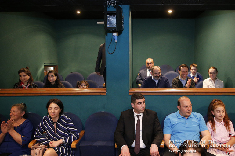 Վարչապետը դուստրերի հետ դիտել է «Ձուկն առանց ջրի կամ suicide» ներկայացումը