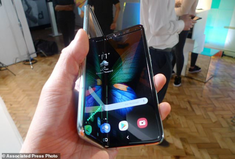 Օգտատերերը բողոքում են, որ Samsung-ի 2000 դոլարանոց ճկվող սմարթֆոններն օգտագործումից մի քանի օր անց կոտրվել են