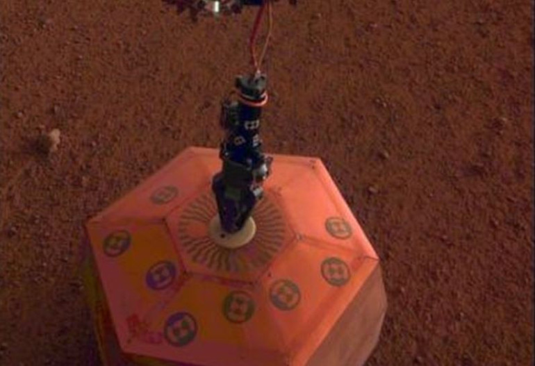 Nasa lander 'detects first Marsquake'