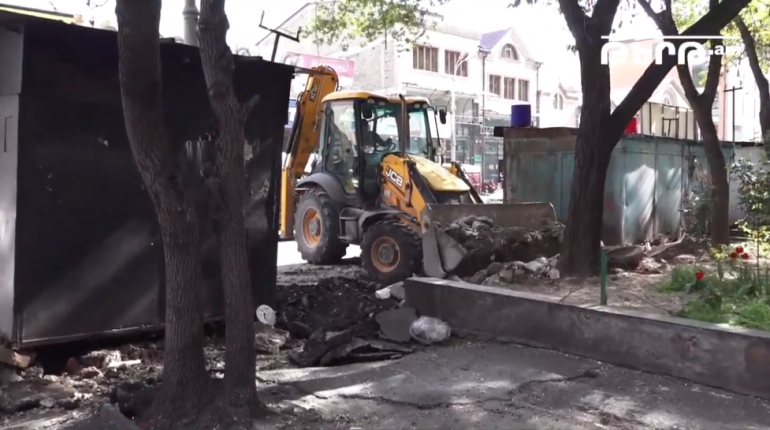 Նար-Դոսի փողոցում գտնվող կրպակներն ապամոնտաժվում են (տեսանյութ) Նար-Դոսի փողոցում գտնվող կրպակներն ապամոնտաժվում են (տեսանյութ)