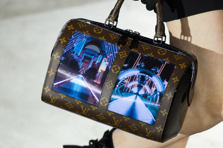 Louis Vuitton-ը ներկառուցված ճկվող էկրաններով պայուսակներ է ցուցադրել (տեսանյութ)