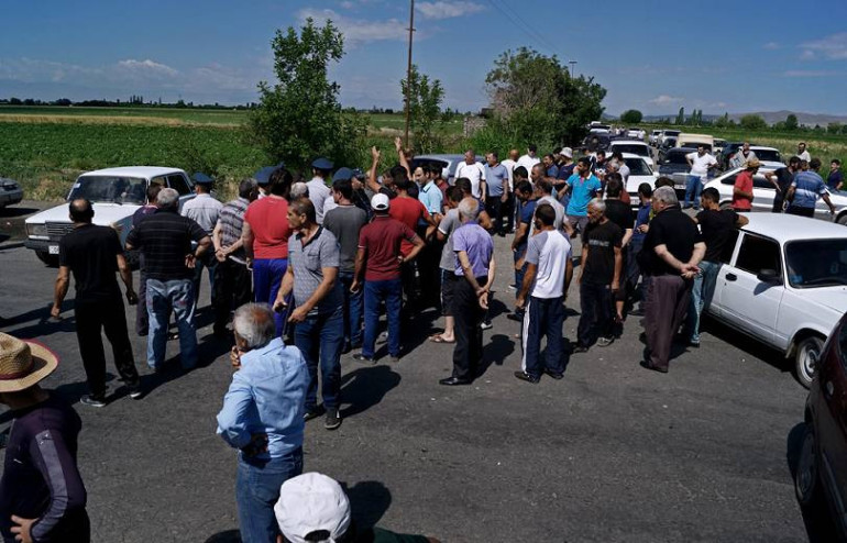 Արշալույսի գյուղապետի լիազորությունները դադարեցվել են, բայց նա շարունակում է սպառնալ բնակիչներին. Տարոնիկ և Արշալույս համայնքի բնակիչները փակել էին Արմավիր-Երևան ճանապարհը Արշալույսի գյուղապետի լիազորությունները դադարեցվել են, բայց նա շարունակում է սպառնալ բնակիչներին. Տարոնիկ և Արշալույս համայնքի բնակիչները փակել էին Արմավիր-Երևան ճանապարհը