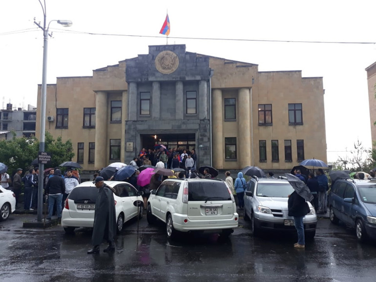 Armenian citizens block entrances to courts after prime minister issues public call for protests
