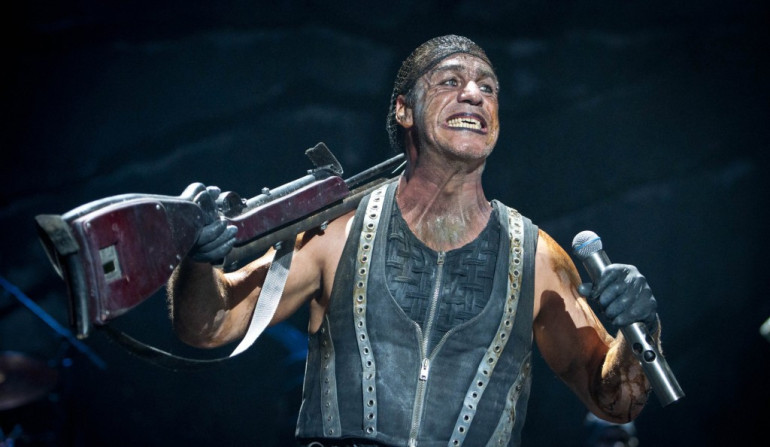 Rammstein խմբի աստղը հրաժարվել է սելֆի անել և կոտրել է երկրպագուի ծնոտը