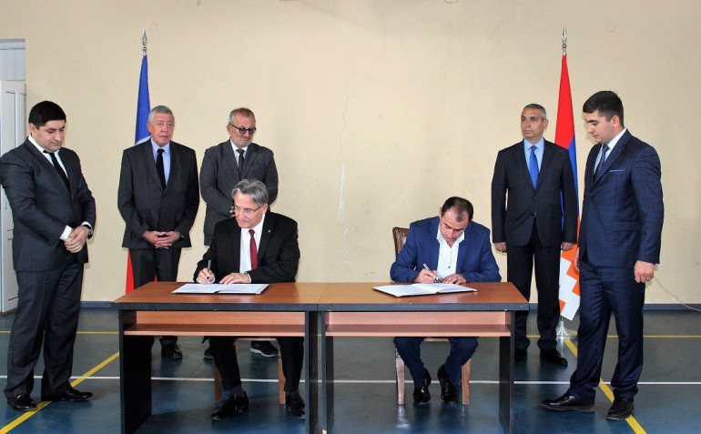 Սա մոլեռանդության հասնող հետապնդում է. Առնուվիլի քաղաքապետը կբողոքարկի Արցախի Շեխեր քաղաքի հետ Բարեկամության հռչակագիրը չեղյալ հայտարարելու որոշումը Սա մոլեռանդության հասնող հետապնդում է. Առնուվիլի քաղաքապետը կբողոքարկի Արցախի Շեխեր քաղաքի հետ Բարեկամության հռչակագիրը չեղյալ հայտարարելու որոշումը