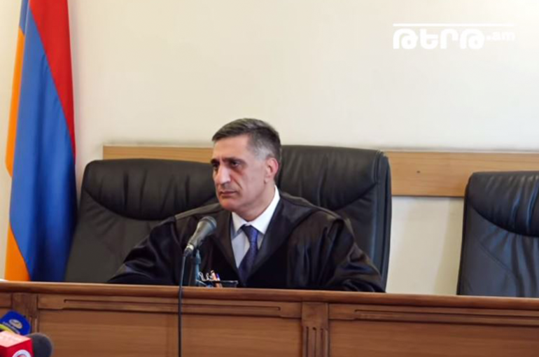 Ինձ վրա՞ եք մատ թափ տալիս․դատավորի և Ռոբերտ Քոչարյանի պաշտպանների միջև վիճաբանություն տեղի ունեցավ (տեսանյութ)